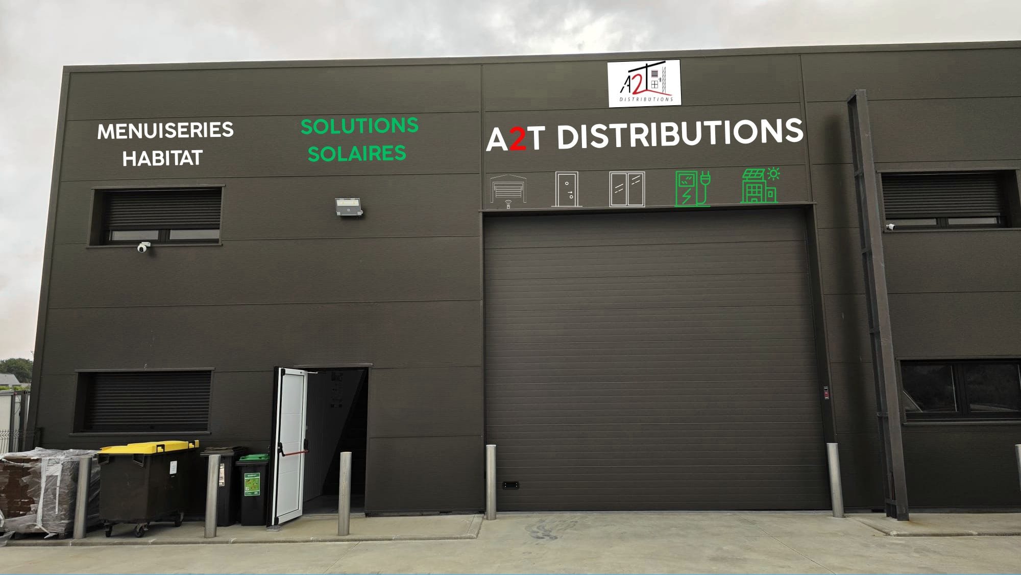 Façade dépôt A2T Distributions Cléguér — menuiseries, solaire, bornes