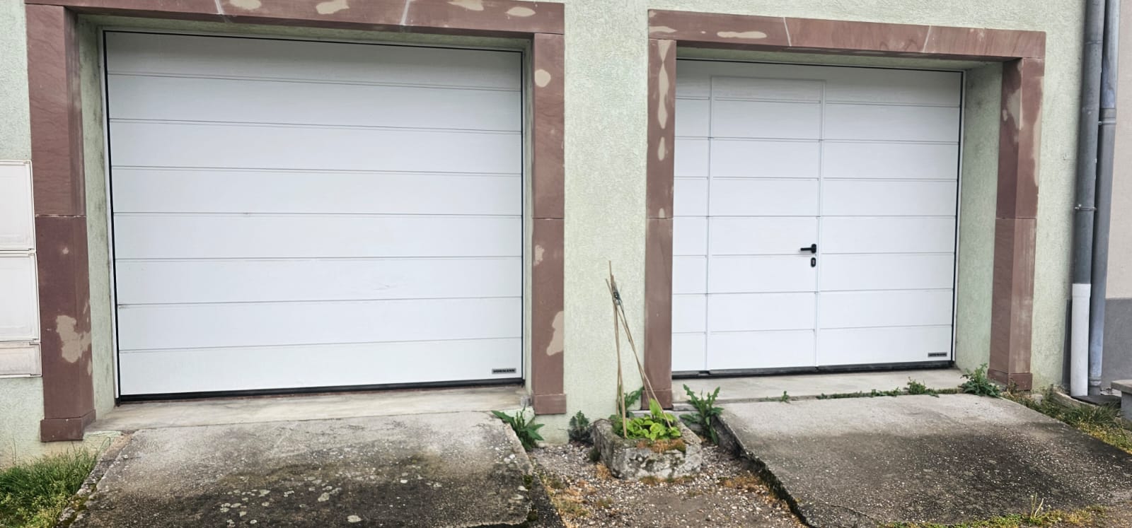 Double porte de garage Hörmann blanche avec portillon Lanester