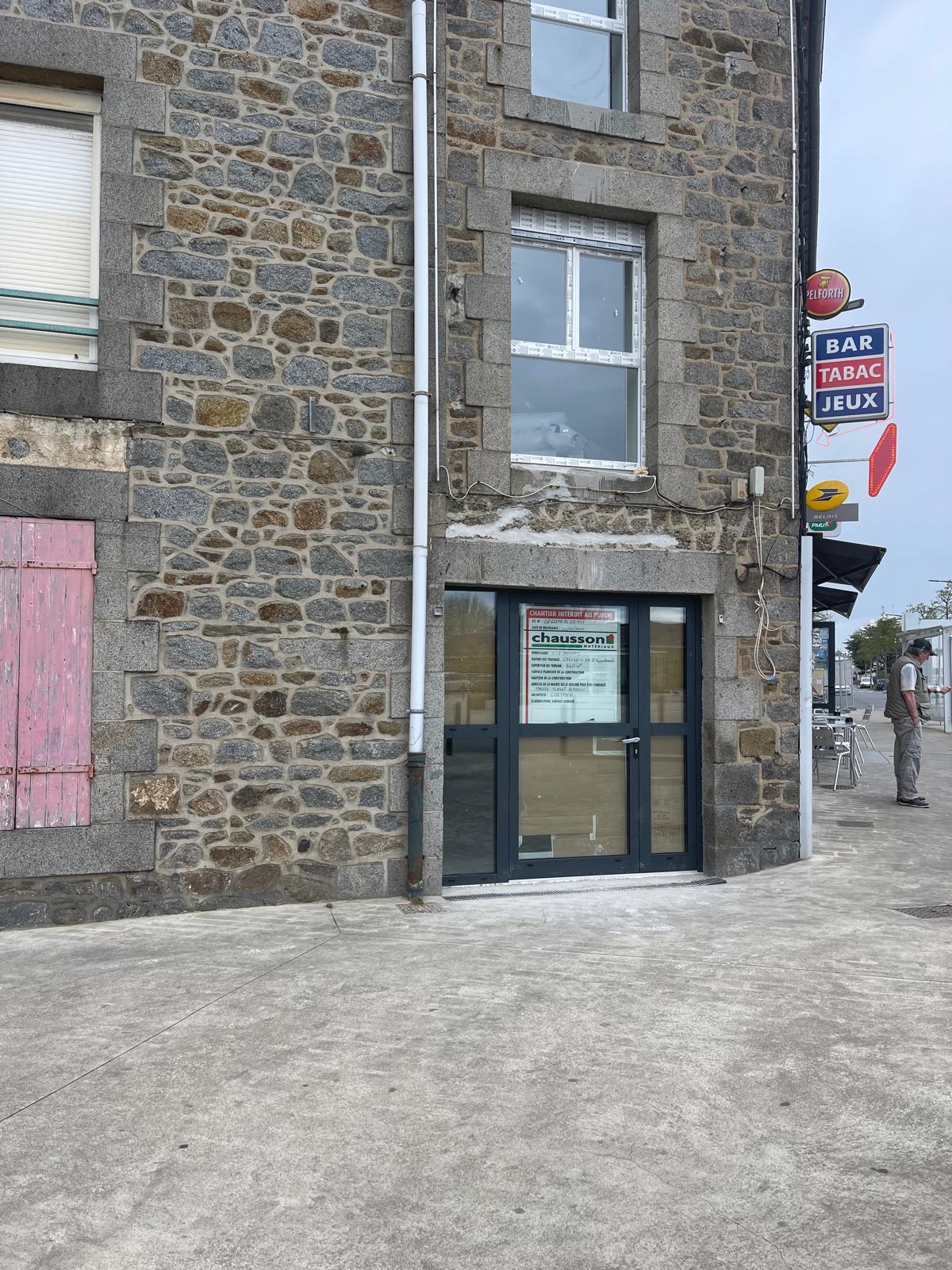 Porte aluminium anthracite bâtiment pierre breton Brest