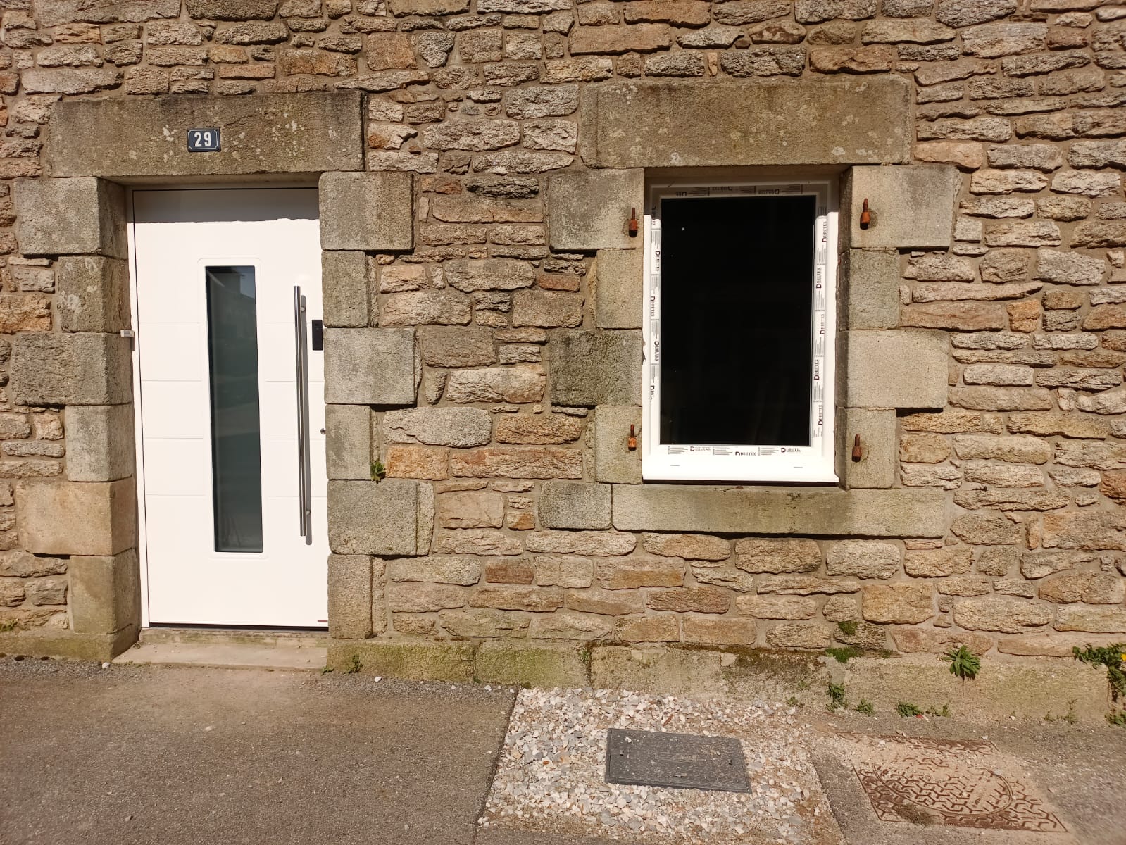Porte d'entrée blanche vitrée maison granite Finistère