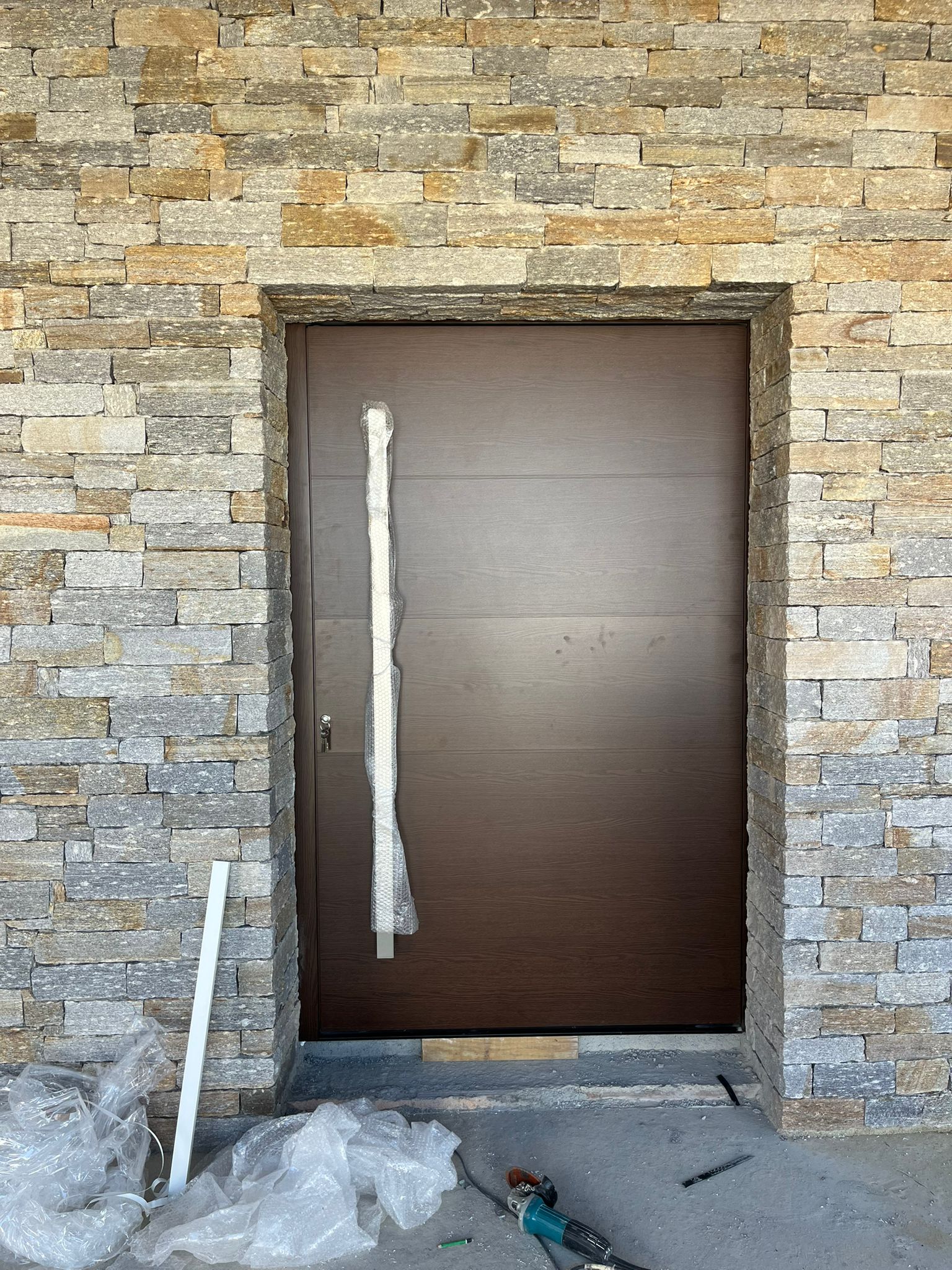 Porte d'entrée bois mur pierre naturelle Quimper Finistère