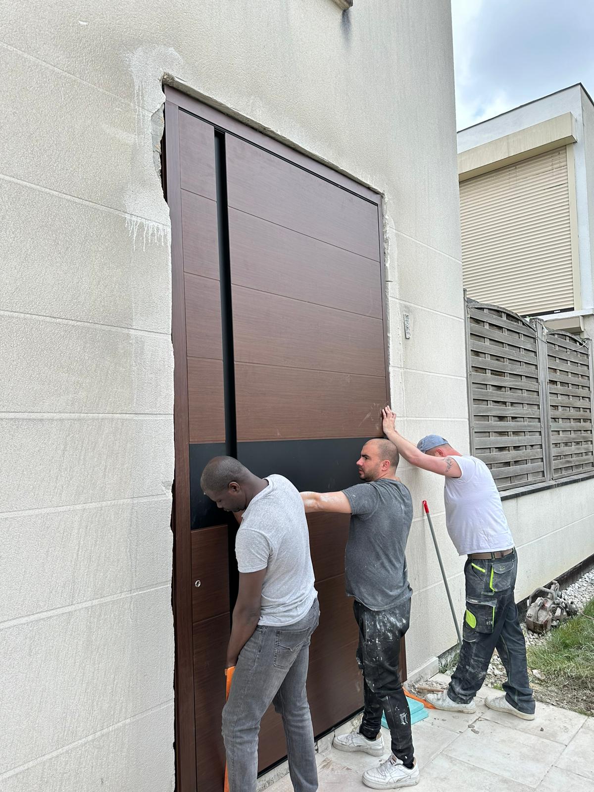 Équipe A2T en pose d'une grande porte pivot Tehni Morbihan