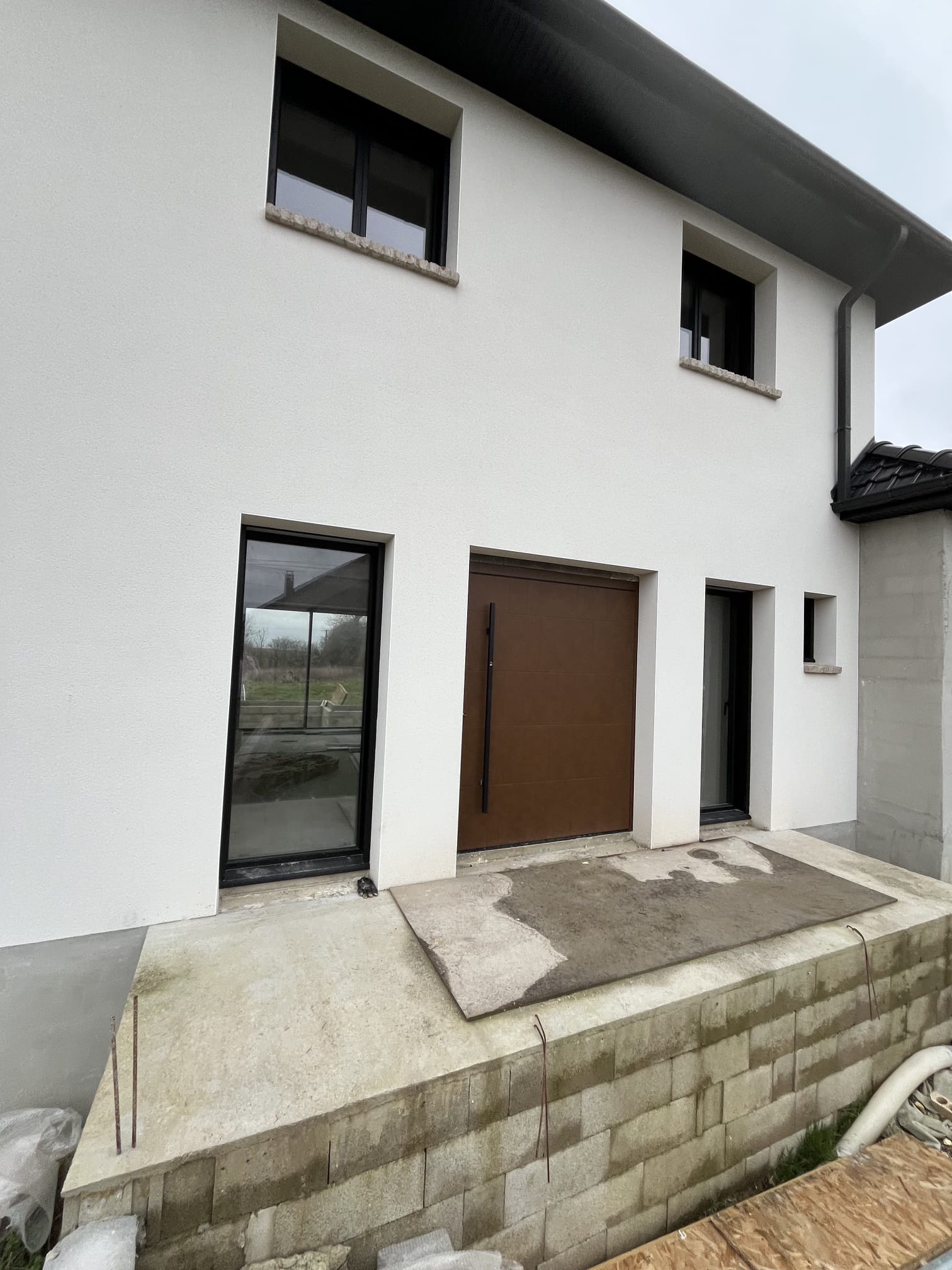 Réalisation porte d'entrée bois et fenêtres noires Vannes Morbihan