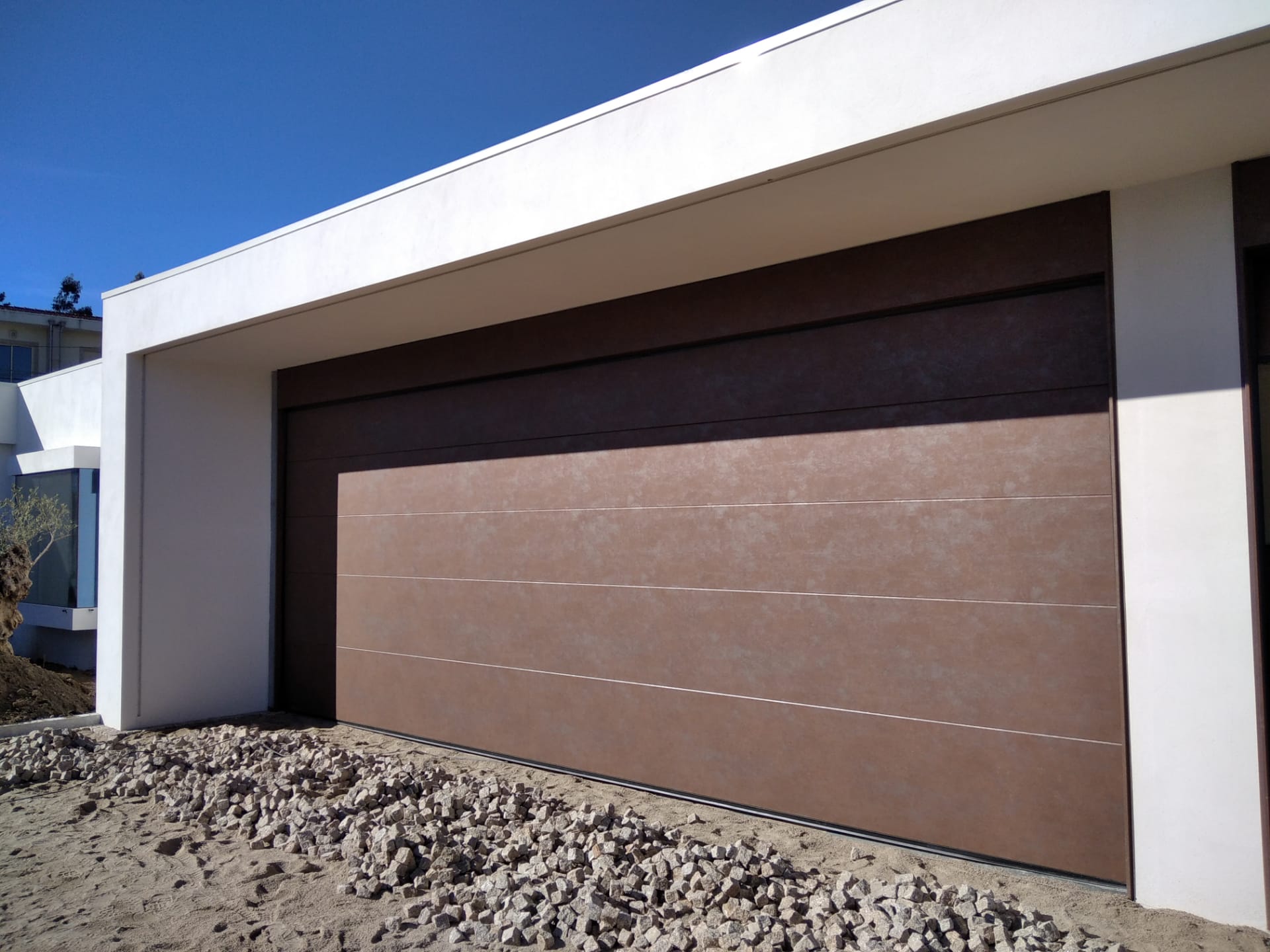 Porte de garage sectionnelle corten villa moderne Brest Finistère
