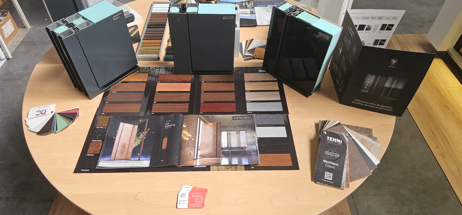 Showroom A2T Distributions — catalogues Tehni et Pirnar, échantillons finitions